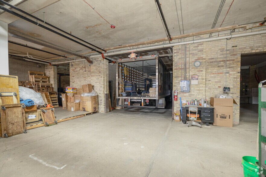 More Photos Of 1741 W Saint Paul Ave, Milwaukee Flex For Sale