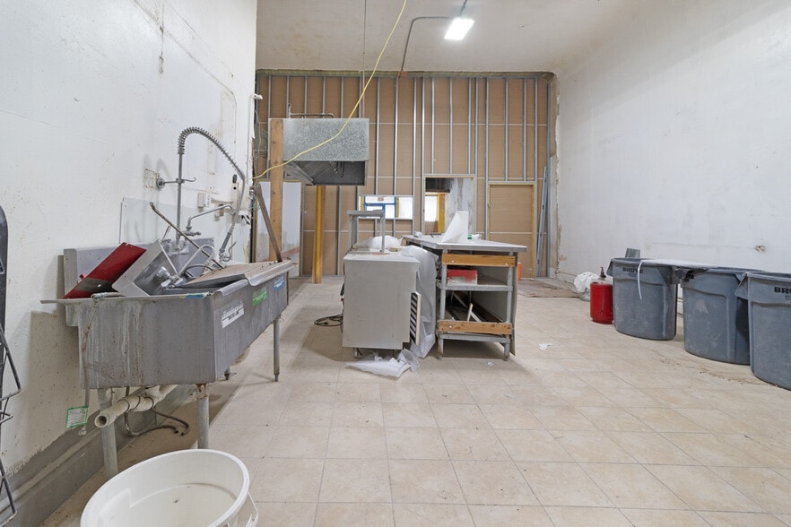 More Photos Of 111-113 N Flores St, San Antonio Storefront Retail Residential For Sale