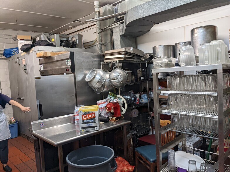 14 Turntable Jct, Flemington, NJ 08822 Retail For Lease