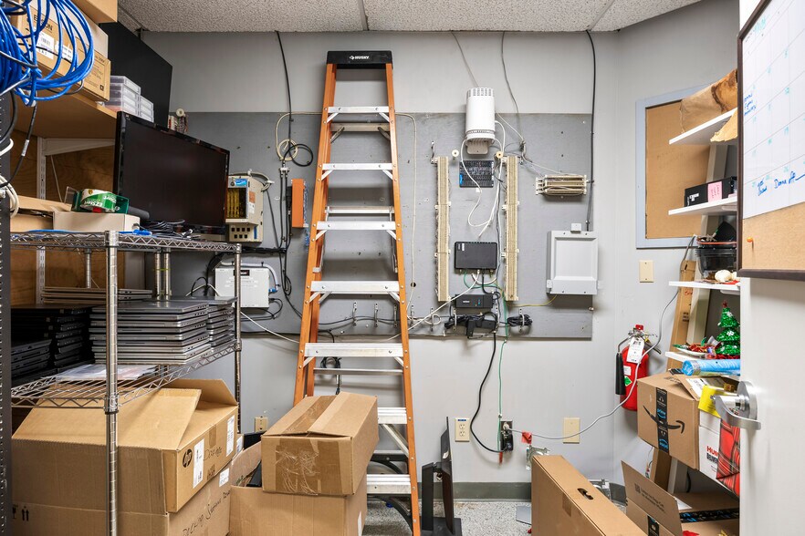 More Photos Of 25 Delaware Ave, Delmar Office For Lease