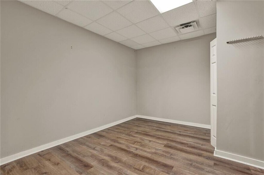 More Photos Of 1345 Ronald Reagan Blvd, Cumming Showroom For Sale