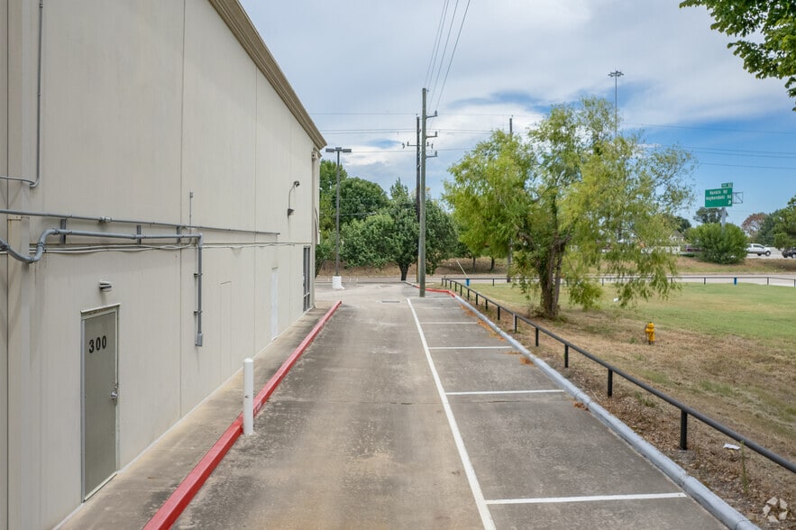 More Photos Of 14755 North Fwy, Houston General Retail For Lease