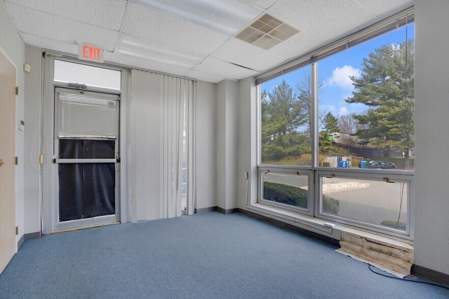 More Photos Of 1656 Oak Tree Rd, Edison Medical For Lease