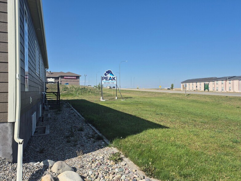 More Photos Of 1340 Veterans St, Pincher Creek No 9 Veterinarian Kennel For Lease