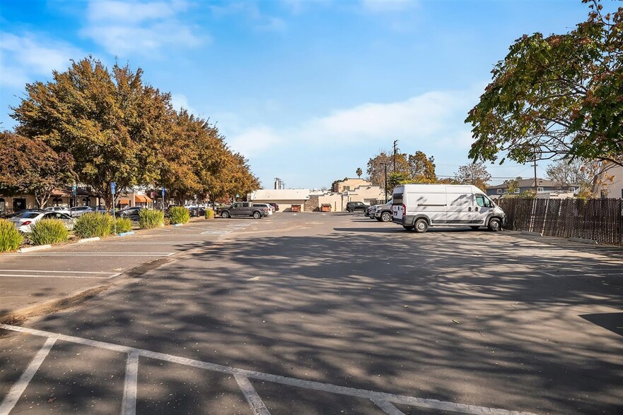 More Photos Of 561 1st St, Brentwood Storefront Retail Office For Sale