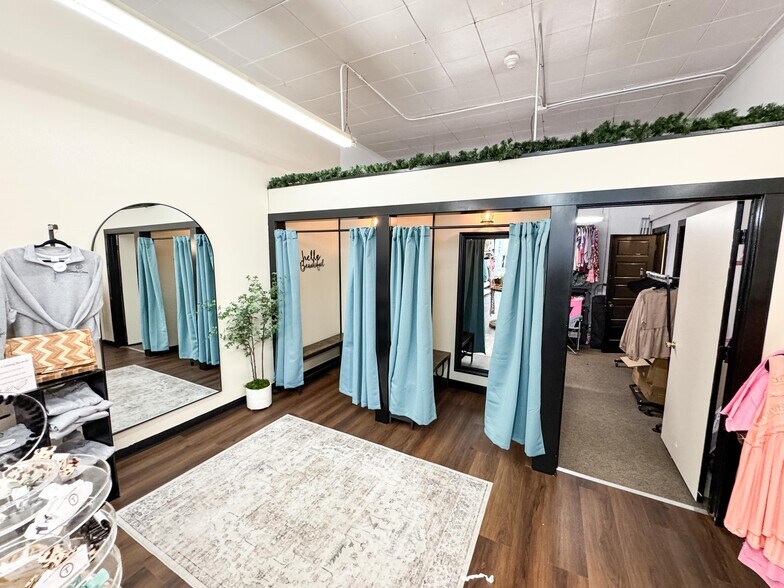 More Photos Of 203 W Madison St, Pontiac Storefront Retail Residential For Sale