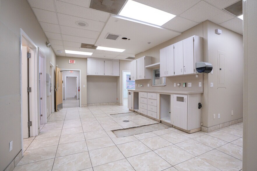 More Photos Of 3628 N Lecanto Hwy, Beverly Hills Veterinarian Kennel For Sale