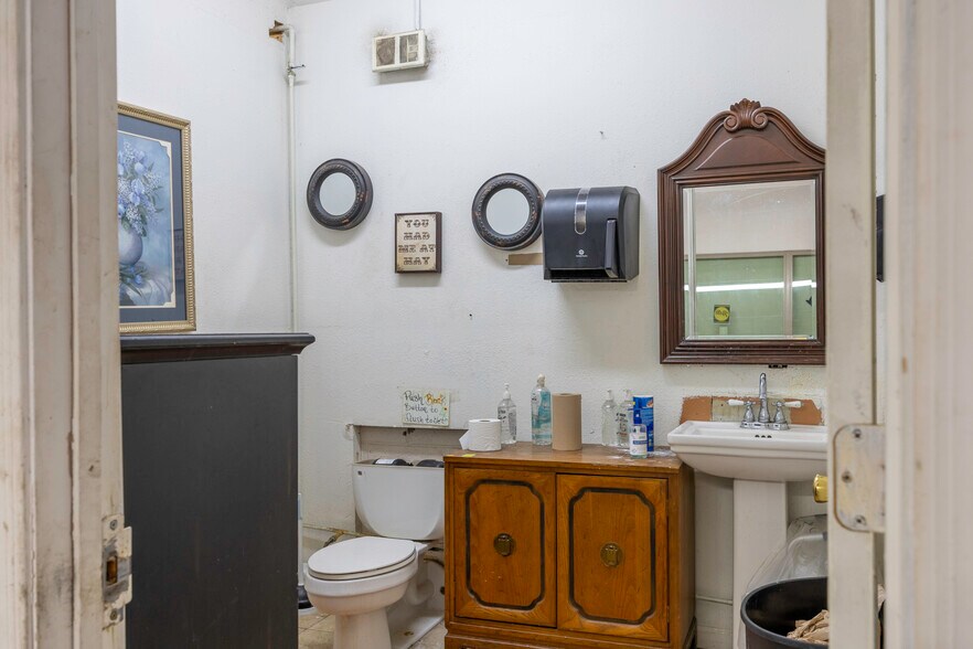 More Photos Of 655 W Cottonwood Ln, Casa Grande Showroom For Sale