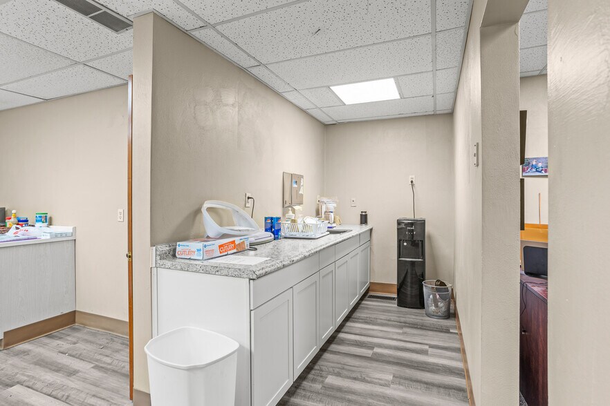 More Photos Of 105 Sycamore St, Medway Medical For Sale