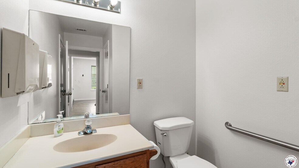 More Photos Of 901 N Kings Hwy, Wake Village Healthcare For Sale