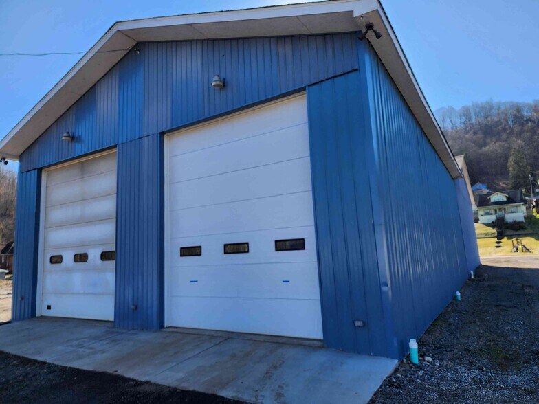 More Photos Of 2384 W 23rd St, Bellaire Warehouse For Sale
