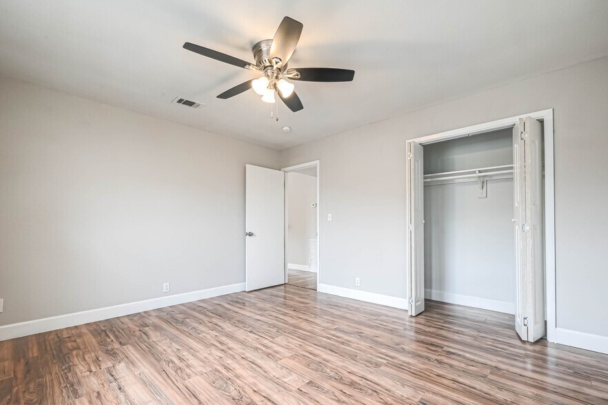 More Photos Of 8430 Round Rock Dr, Houston Apartments For Sale
