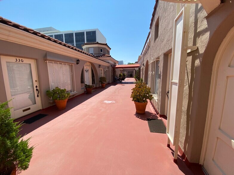 More Photos Of 9528-9546 Brighton Way, Beverly Hills Storefront Retail Office For Lease