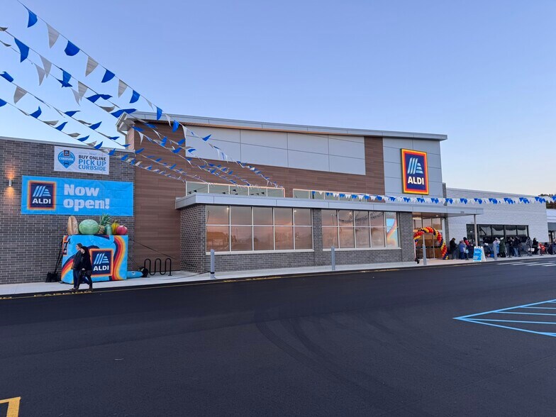 More Photos Of 3263 Colby St, Whitehall Supermarket For Lease