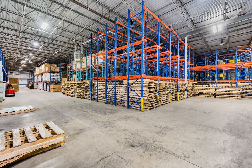 More Photos Of 9275 Boul Henri-Bourassa E, Montréal Light Distribution For Lease