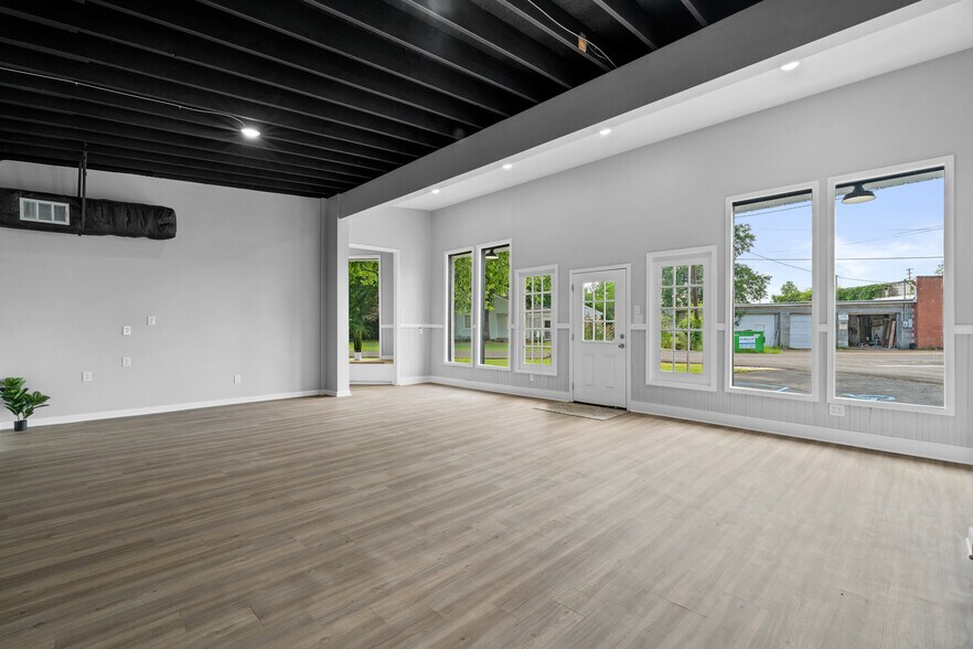 More Photos Of 106 Stevens St, Petal Freestanding For Lease