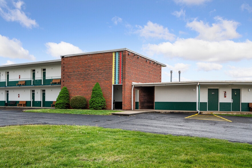 More Photos Of 6920 Motor Inn Dr, Huntingdon Hotel For Sale