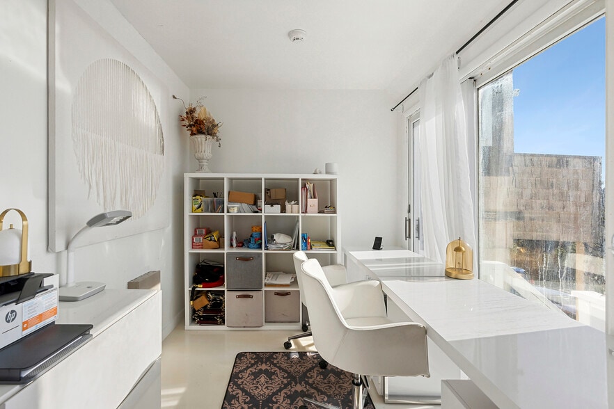 More Photos Of 4 S Elmwood Ave, Montauk Restaurant For Sale