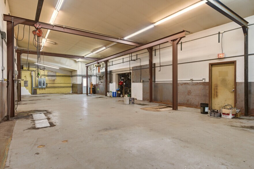 More Photos Of 520 W Broadway St, Blair Warehouse For Sale