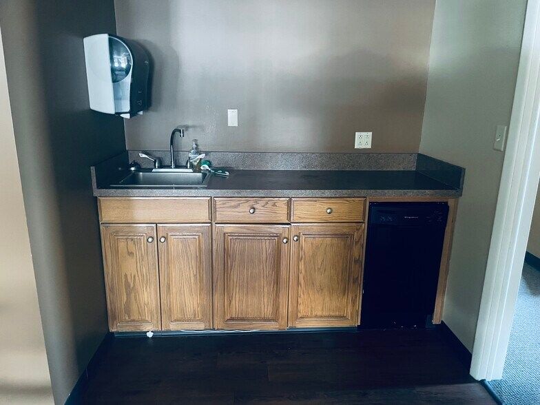 More Photos Of 68-70 W Park Ave, Mansfield Office For Lease