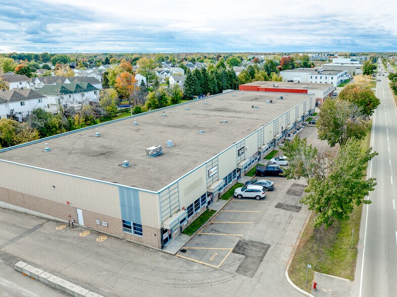 More Photos Of 3515-3531 Boul de la Grande-Allée, Boisbriand Warehouse For Lease