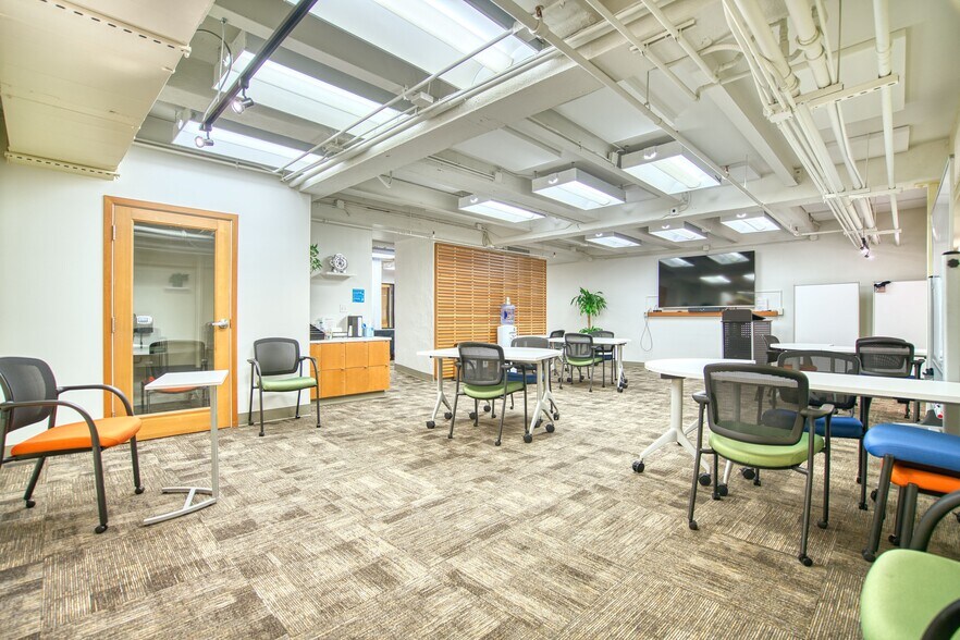 More Photos Of 1200 Pearl St, Boulder Office For Lease