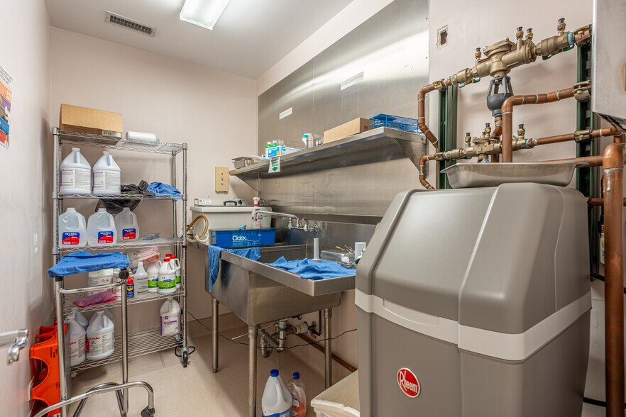 More Photos Of 330 W Frontage Rd, Northfield Medical For Lease