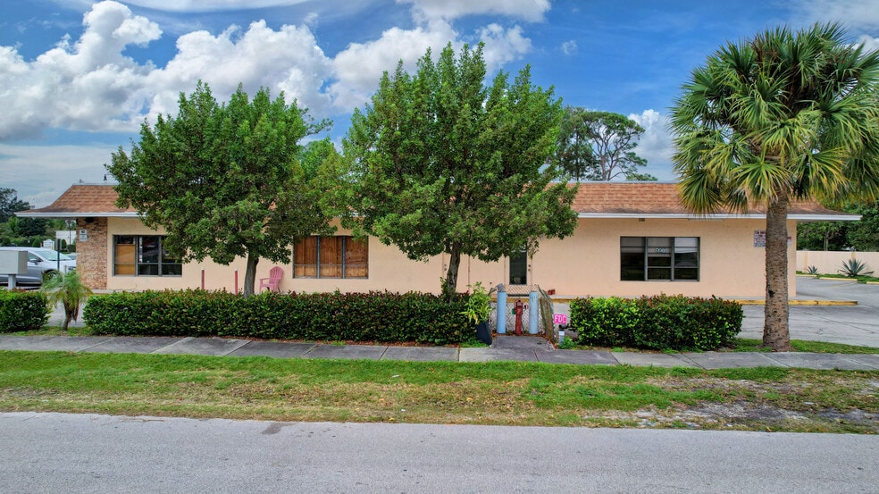 More Photos Of 5371 10th Ave N, Greenacres Storefront Retail Office For Lease