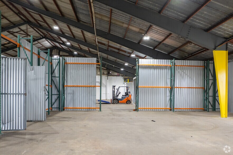 More Photos Of 5025 Jensen Dr, Houston Warehouse For Lease
