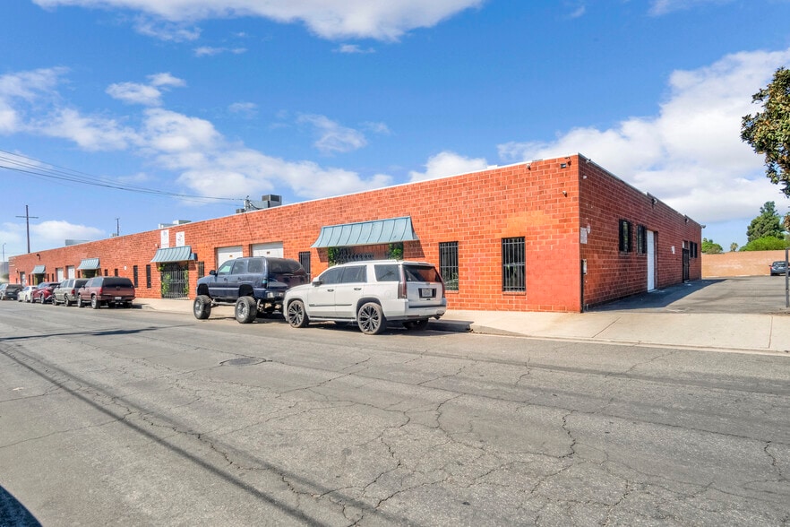 More Photos Of 13333-13345 Saticoy St, North Hollywood Warehouse For Lease