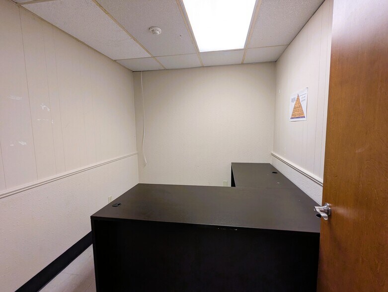 More Photos Of 2440 W Cardinal Dr, Beaumont Warehouse For Lease