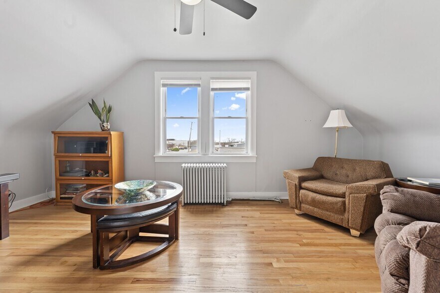 More Photos Of 310 W Irving Park Rd, Wood Dale General Retail For Sale