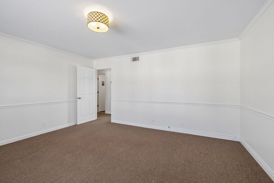 More Photos Of 109 Holiday Ct, Franklin Office For Sale