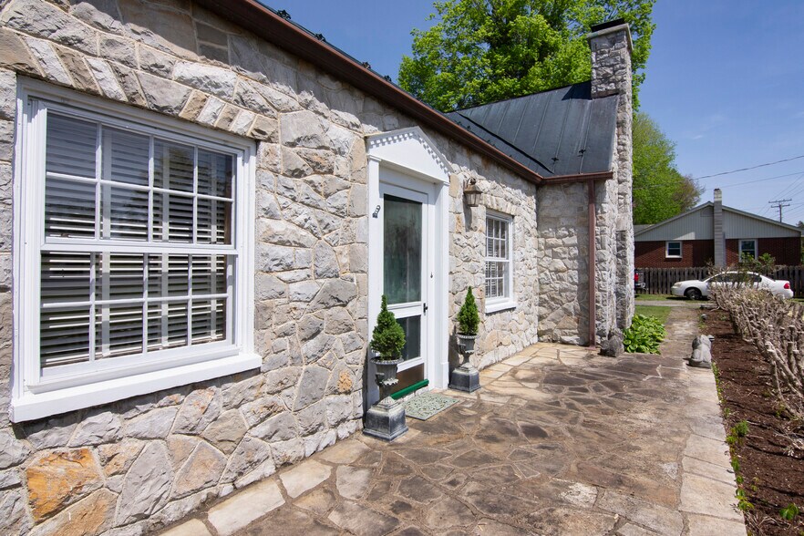 More Photos Of 8789 Seneca Trail South, Ronceverte Office For Sale