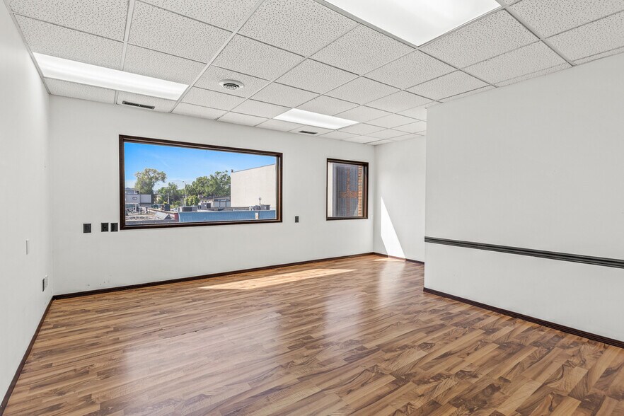 More Photos Of 454 Leon Ave, Kelowna General Retail For Lease