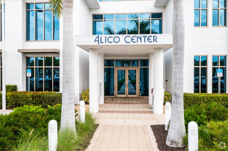 More Photos Of 10070 Daniels Interstate Ct, Fort Myers Office For Lease