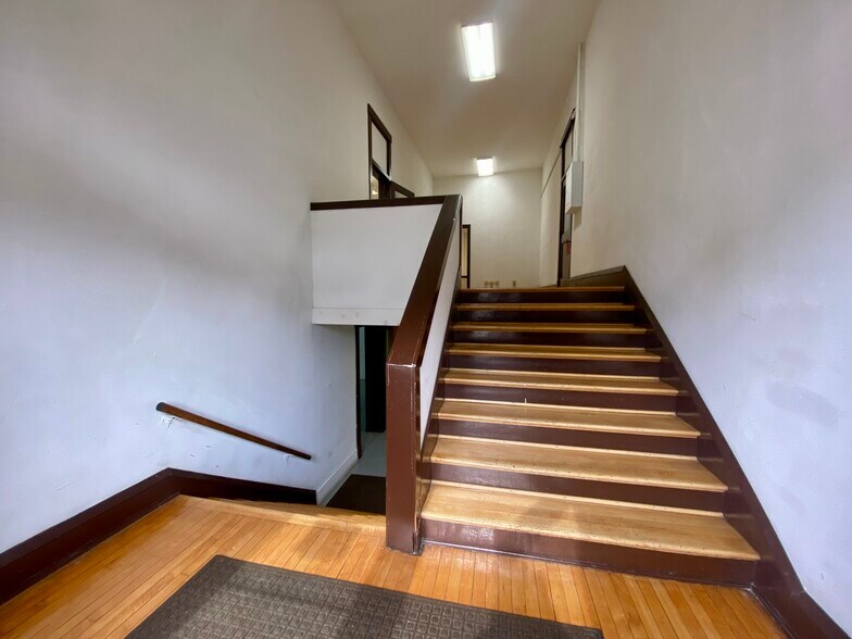 More Photos Of 205 S Main St, Seymour Office For Lease