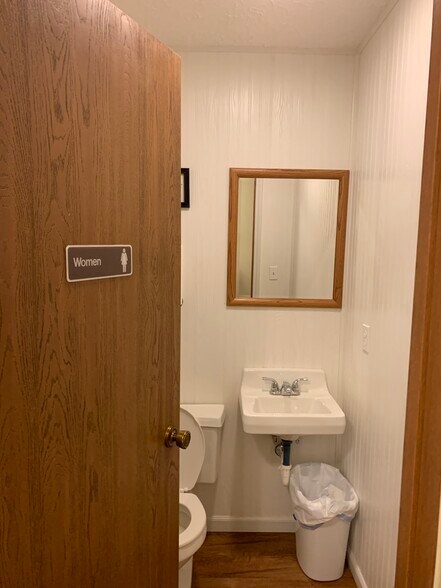 More Photos Of 817 Kilbourne St, Bellevue Medical For Lease