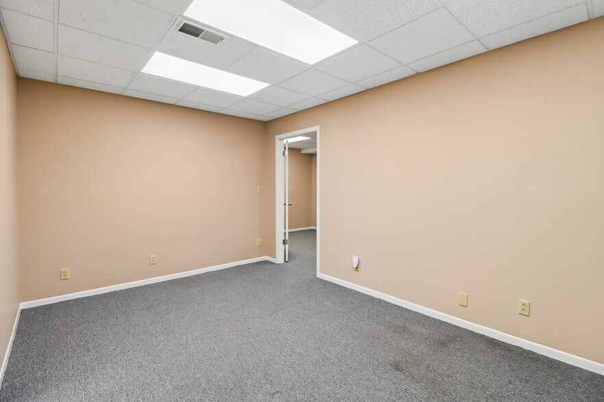 More Photos Of 2721 SW 30th St, Des Moines Office For Sale