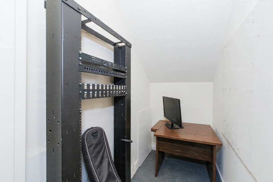 More Photos Of 6 Drummond Pl, Red Bank Office For Lease