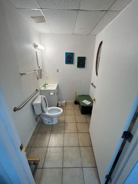 More Photos Of 5854 Buchanan St, Fort Worth Self Storage For Lease