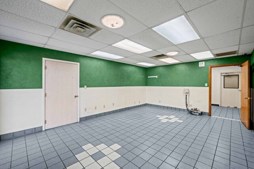 More Photos Of 7902 Slide Rd, Lubbock Veterinarian Kennel For Lease