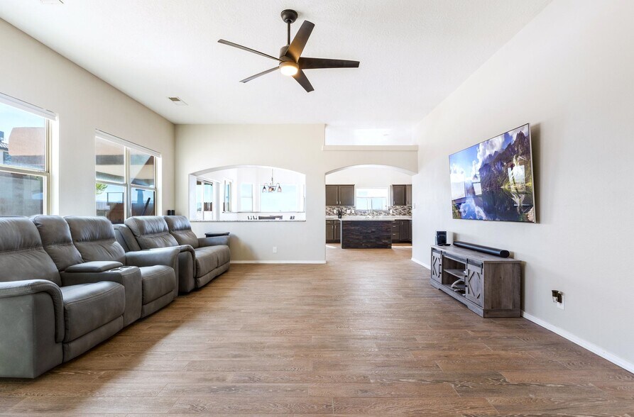 More Photos Of 200 Aldaba Cir NE, Rio Rancho Flex For Sale