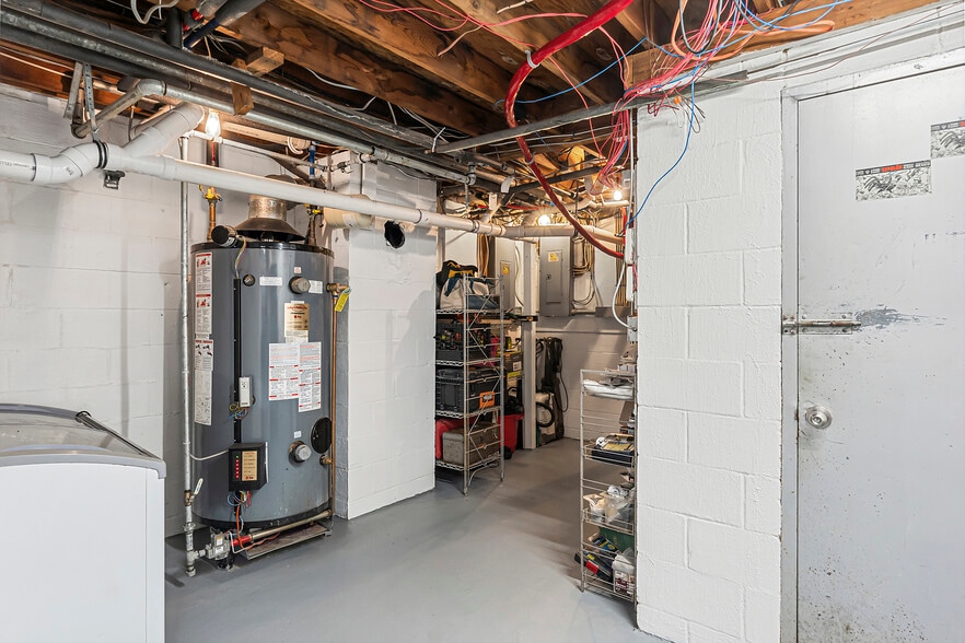 More Photos Of 4 S Elmwood Ave, Montauk Restaurant For Sale