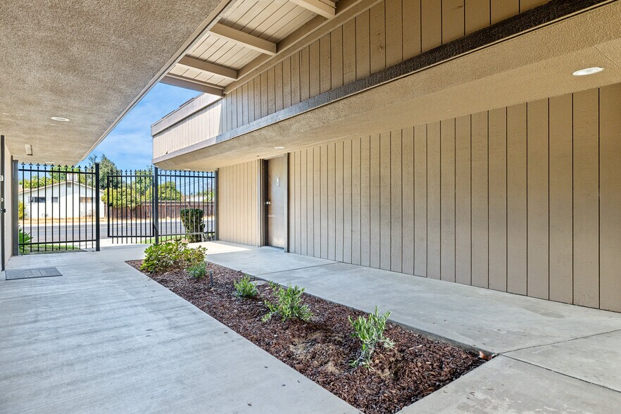 More Photos Of 1629 Pollasky Ave, Clovis Office For Sale