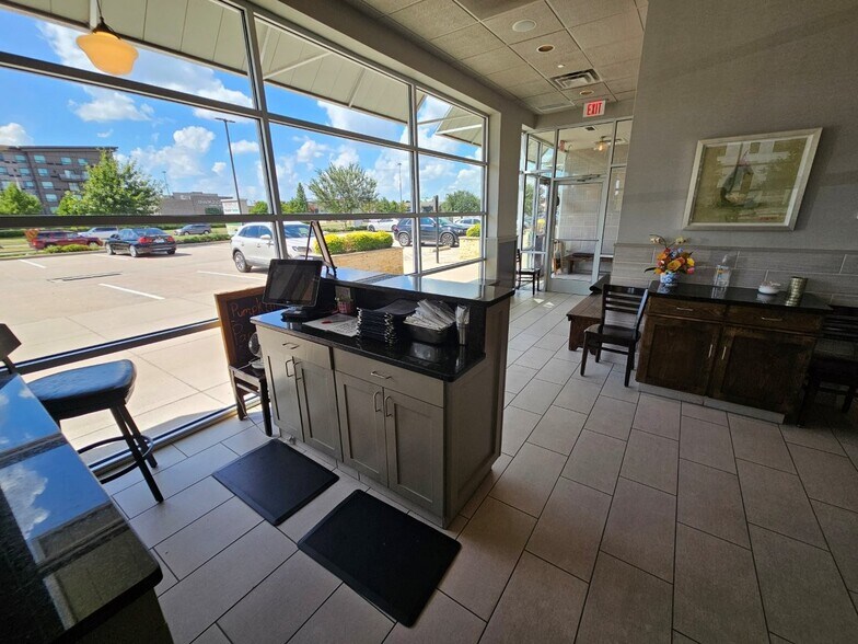 More Photos Of 8442 Parkwood Blvd, Plano Restaurant For Lease