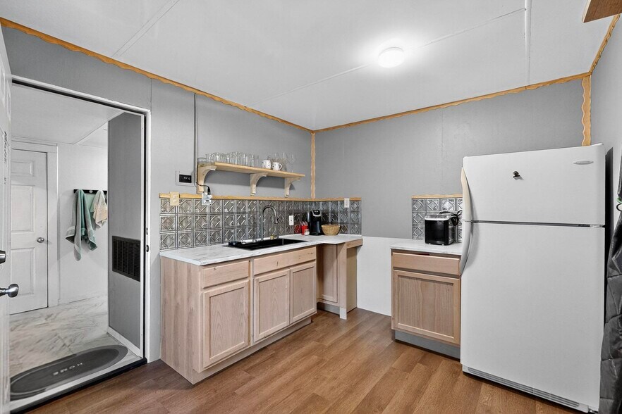 More Photos Of 15711 La Hacienda Dr, Austin Light Manufacturing For Sale
