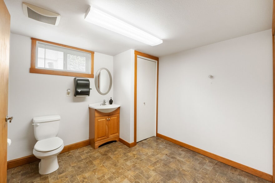 More Photos Of 3108 S Union Ave, Tacoma Office For Sale