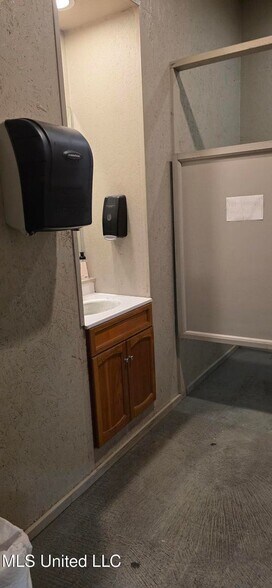 More Photos Of 601b S Railroad Blvd, Mccomb General Retail For Sale