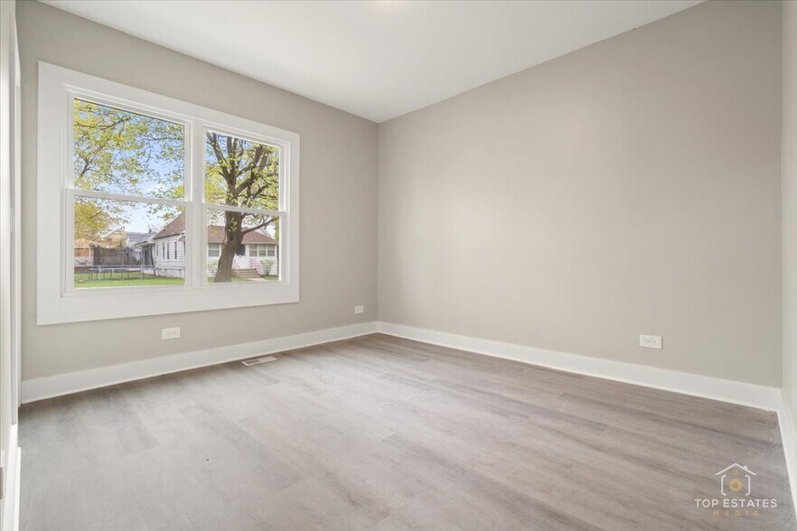 More Photos Of 1542 Victoria Ave, North Chicago Apartments For Sale